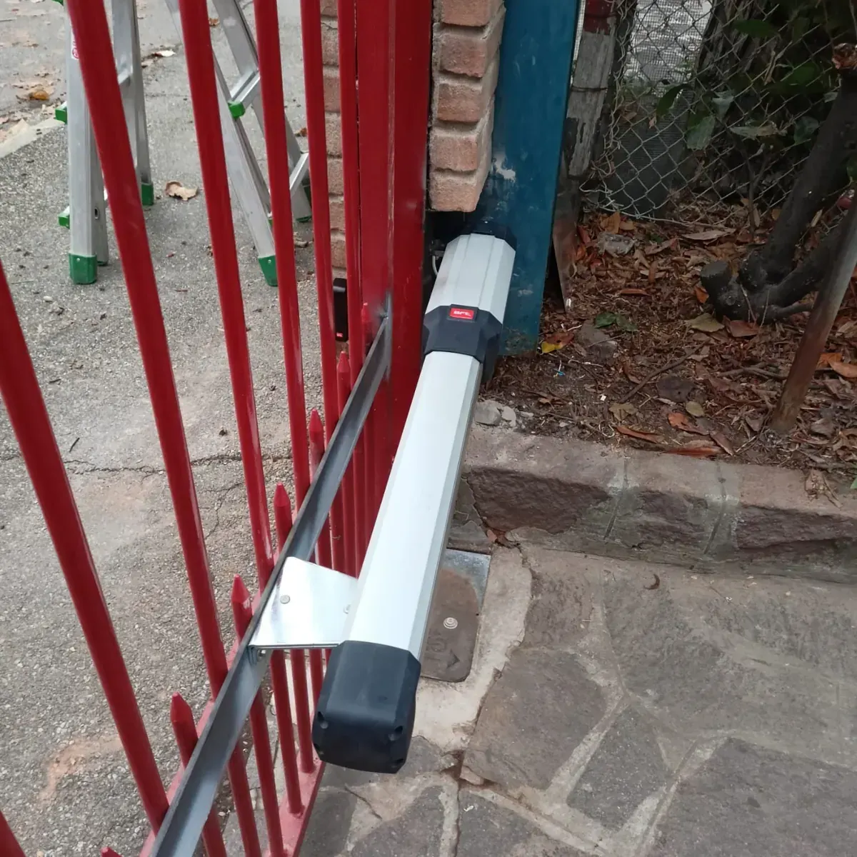 Lavori di automazione cancelli – attuatore cancello battente installato